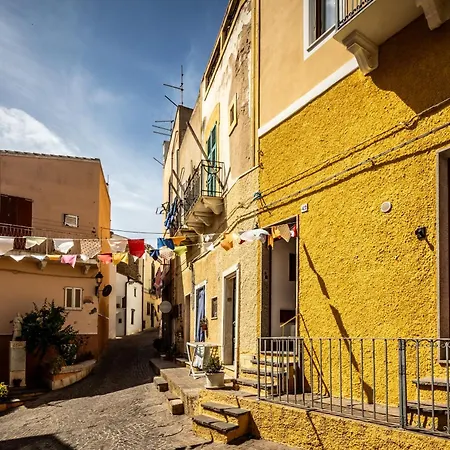 Guesthost - Two In Centre Of Carloforte! Daire